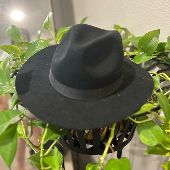 Lot of Four Fall Hats - Picture 16 of 16